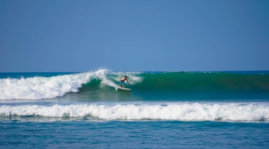 Baja Manabi  surfing 